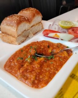 Pav Bhaji 🍽️🤤😋

#FitFoodie #Yummy #yummy😋😋 #yummyfood #tastyfoods #Tasty #tastytasty #pavbhaji #IndianFood #indiancuisine #indianfoodbloggers