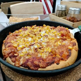 Pizza time 🍕 

#FitFoodie #pizza #pizzalove #pizzalover #pizzapizzapizza #pizzatime #cheatday #pizzaria #colddrink